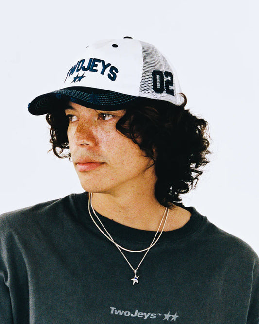 WHITE ICON TRUCKER CAP