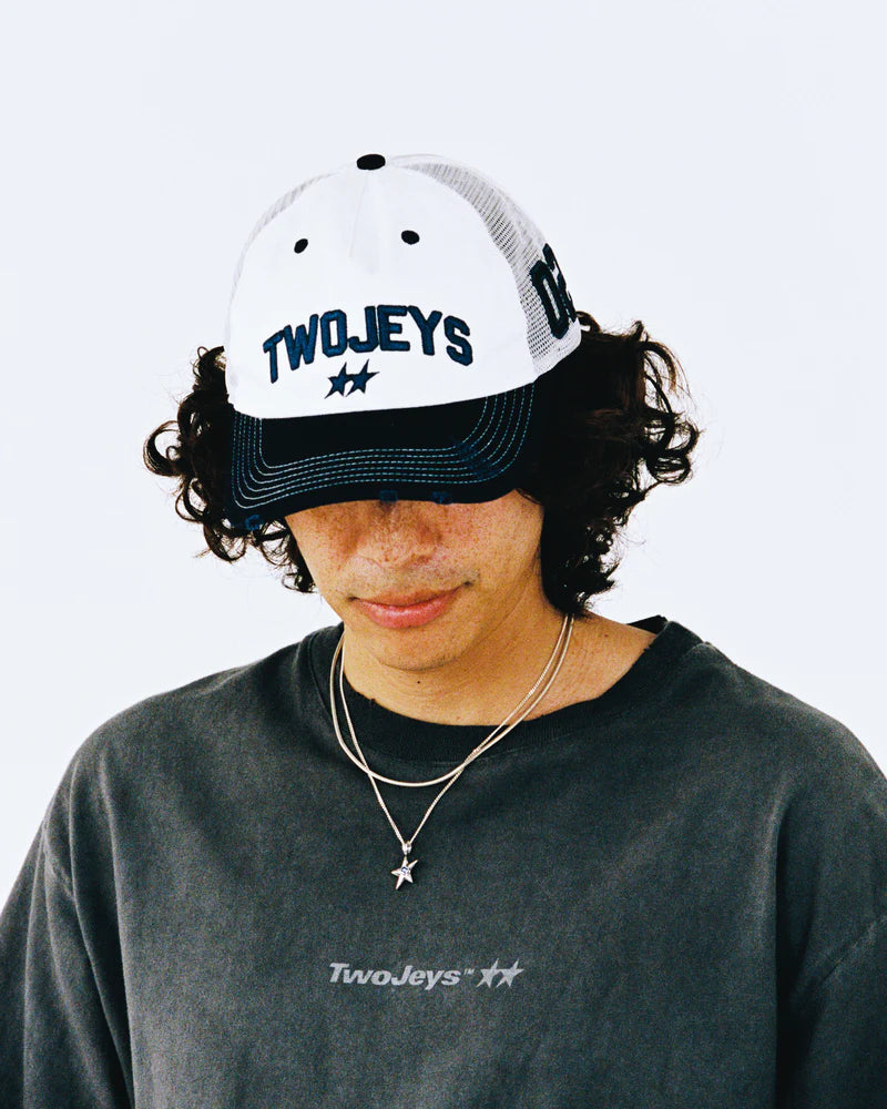 WHITE ICON TRUCKER CAP